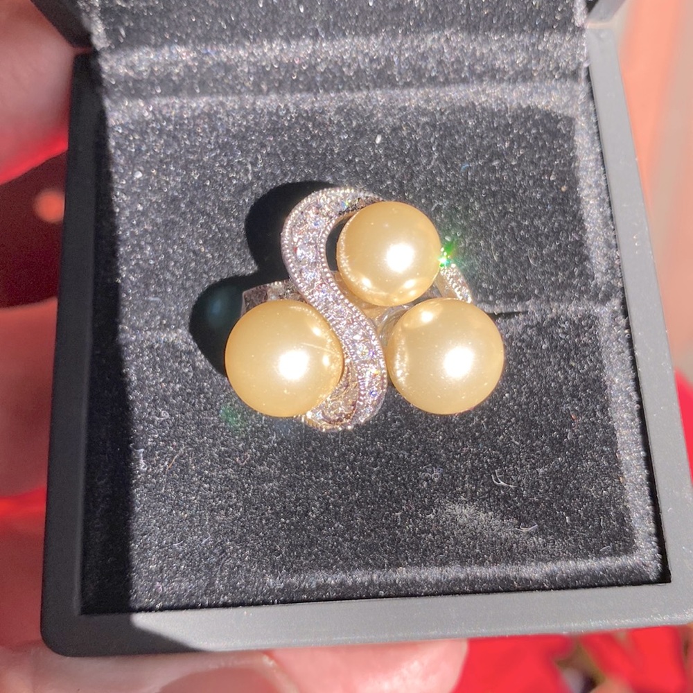 Isaac Mizrahi Faux pearl ring New in Box Size 6